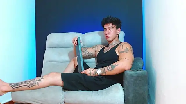 JUSTIN FULLER1 online show from December 22, 3:39 am