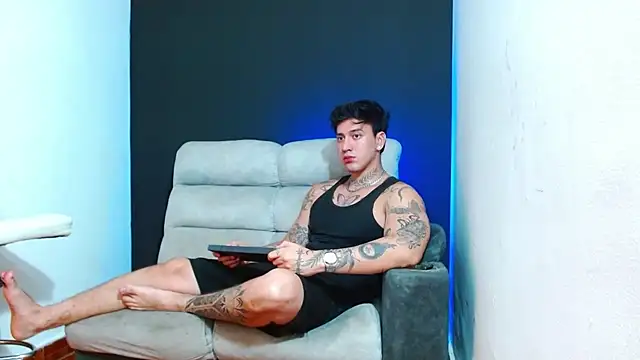 JUSTIN FULLER1 online show from June 15, 12:44 am