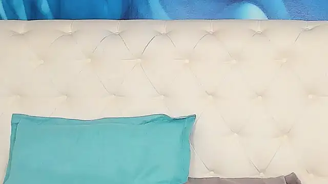 SkinnyDolly online show from April 22, 2:18 am