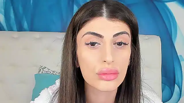 SkinnyDolly online show from March 4, 8:16 pm