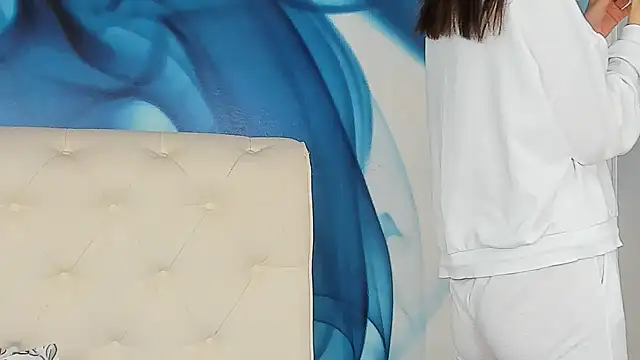 SkinnyDolly online show from March 24, 3:06 am