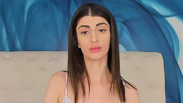 SkinnyDolly online show from February 9, 10:30 pm