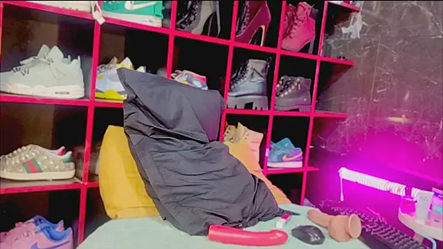 Indianbrownie online show from March 26, 3:38 am