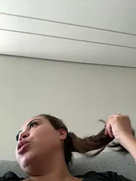 lariic online show from March 6, 1:28 pm