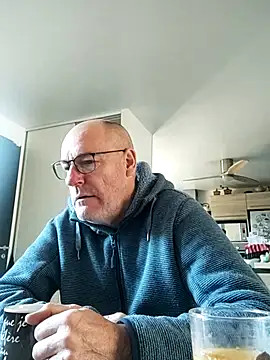 bogland33 online show from March 21, 9:03 am