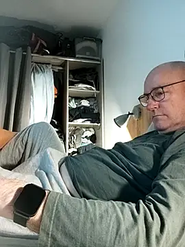 bogland33 online show from April 5, 6:58 pm