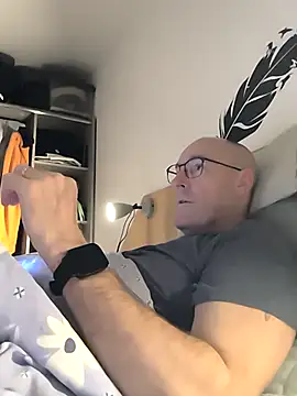 bogland33 online show from December 18, 5:39 pm