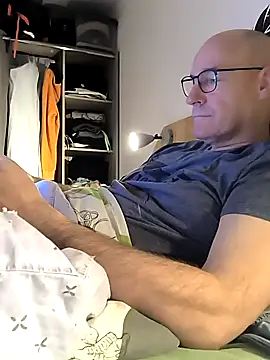 bogland33 online show from December 15, 8:03 pm