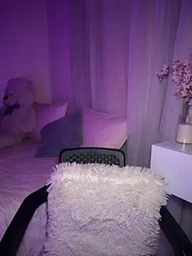 tuckersabrina online show from December 5, 1:43 pm