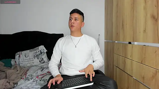 ANDREZALVAREZ online show from December 14, 5:24 am