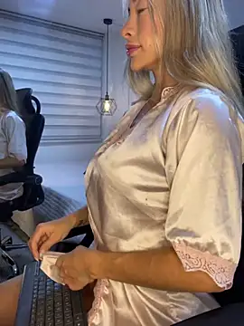 Snapshot of Anna_quinn chatting on February 4, 12:44 pm Anna quinn online show from February 4, 12:44 pm