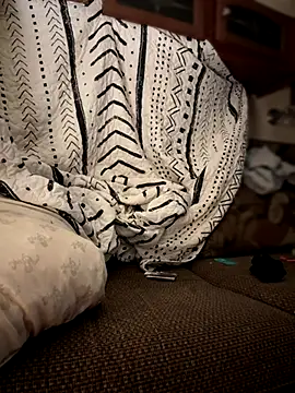 Snapshot of devinshd chatting on October 31, 3:25 am devinshd online show from October 31, 3:25 am