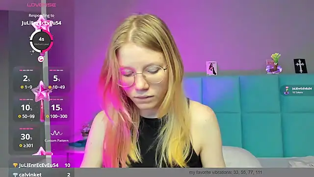 Esme Runn online show from December 3, 4:44 pm