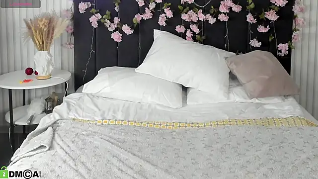 Snapshot of Esme_Runn chatting on November 8, 3:32 am Esme Runn online show from November 8, 3:32 am