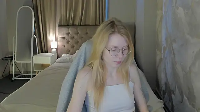 Esme Runn online show from July 3, 3:13 am