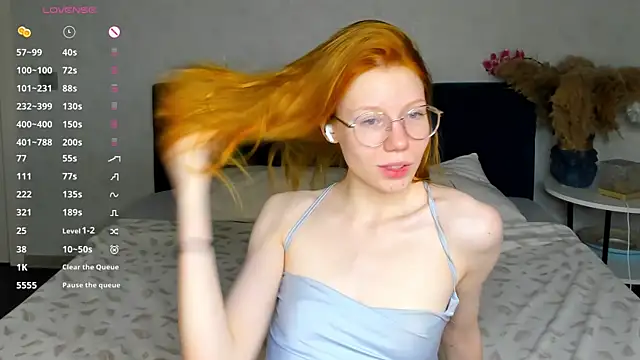 Snapshot of Esme_Runn chatting on October 22, 3:28 am Esme Runn online show from October 22, 3:28 am