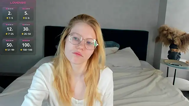 Esme Runn online show from April 10, 3:35 am