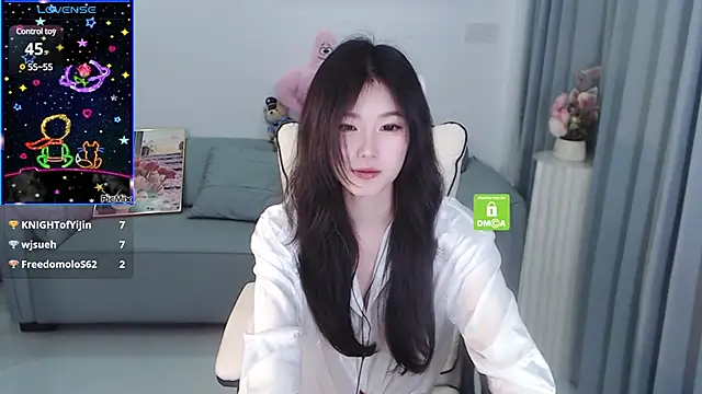 Snapshot of YiJin-a chatting on December 13, 1:37 am YiJin-a online show from December 13, 1:37 am
