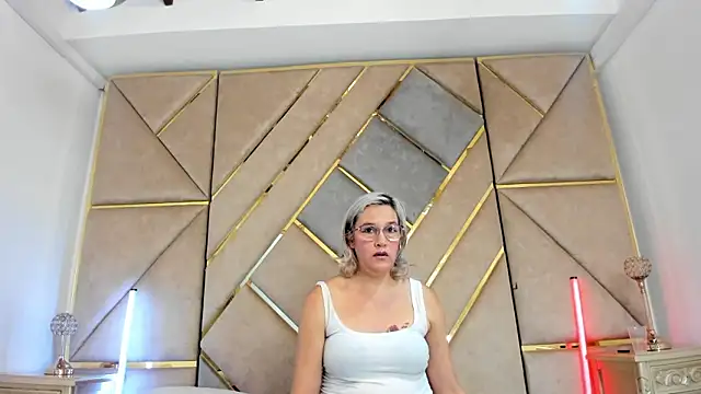 Snapshot of CarolinaGlamour chatting on May 31, 6:09 pm CarolinaGlamour online show from May 31, 6:09 pm