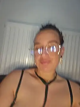 lindsay 33off online show from April 3, 8:10 am