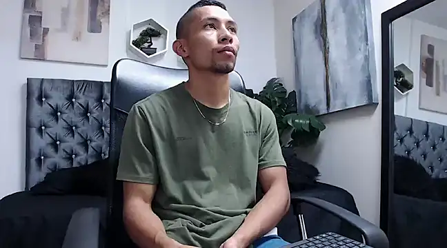 Snapshot of richar_voller chatting on December 7, 11:23 am richar voller online show from December 7, 11:23 am