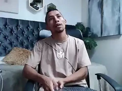 Snapshot of richar_voller chatting on October 6, 11:33 am richar voller online show from October 6, 11:33 am