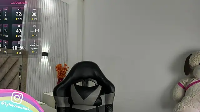 Jeen Taylor online show from December 18, 8:01 pm