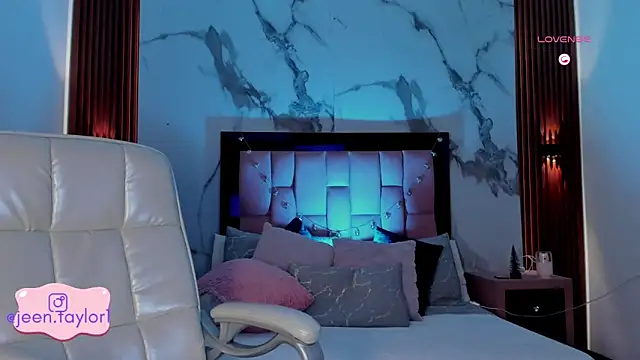 Jeen Taylor online show from November 11, 8:25 pm