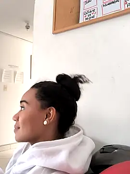 evafoxs online show from December 1, 7:15 pm