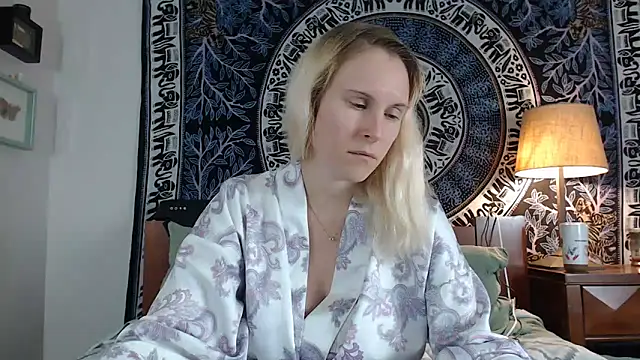 Snapshot of Cutikatxoxo chatting on January 25, 2:04 am Cutikatxoxo online show from January 25, 2:04 am