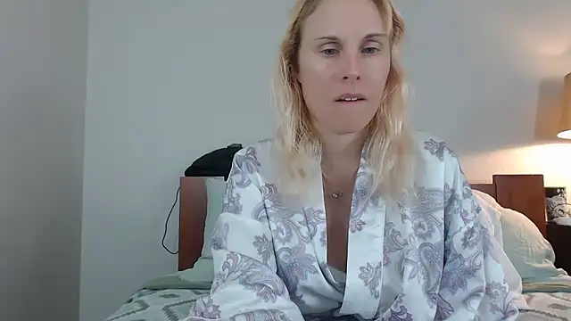 Snapshot of Cutikatxoxo chatting on December 4, 2:03 am Cutikatxoxo online show from December 4, 2:03 am