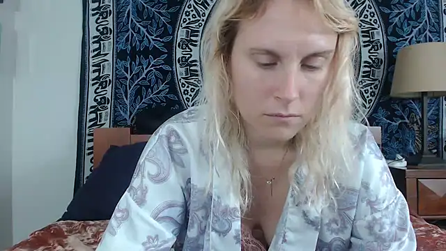 Snapshot of Cutikatxoxo chatting on December 19, 2:12 am Cutikatxoxo online show from December 19, 2:12 am