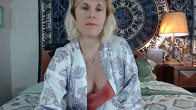 Snapshot of Cutikatxoxo chatting on February 13, 2:45 am Cutikatxoxo online show from February 13, 2:45 am