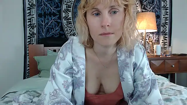 Snapshot of Cutikatxoxo chatting on February 26, 5:35 am Cutikatxoxo online show from February 26, 5:35 am