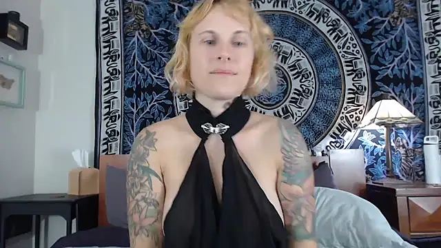 Snapshot of Cutikatxoxo chatting on October 18, 1:40 am Cutikatxoxo online show from October 18, 1:40 am