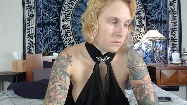 Snapshot of Cutikatxoxo chatting on October 21, 1:38 am Cutikatxoxo online show from October 21, 1:38 am
