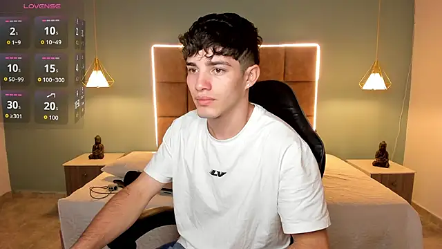 AlejooTwink online show from May 17, 4:23 am
