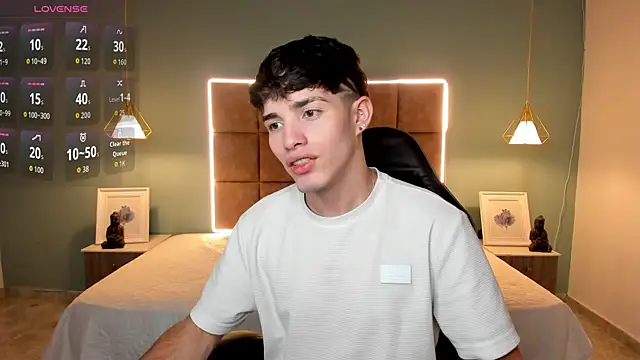 AlejooTwink online show from April 18, 5:43 am