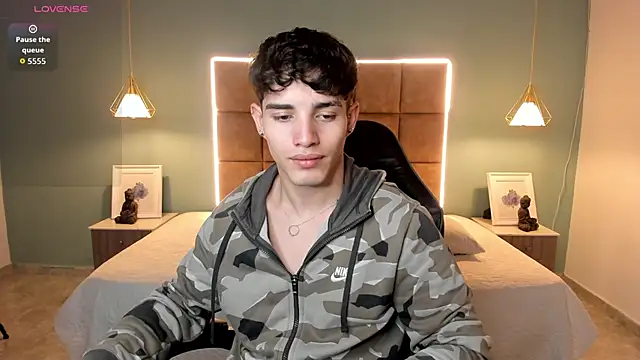 AlejooTwink online show from April 23, 3:35 am