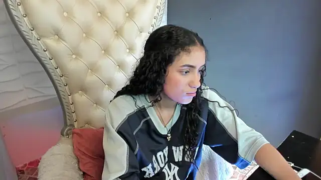 Layla 707 online show from March 7, 6:46 pm