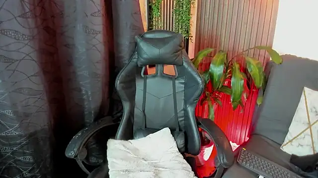 Layla 707 online show from December 1, 11:49 pm