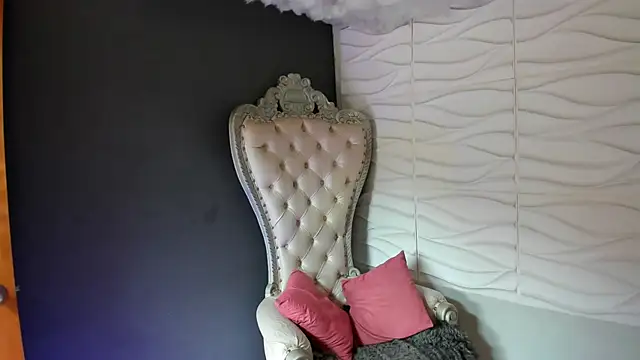 Layla 707 online show from April 10, 6:59 pm