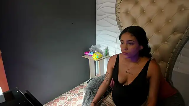 Layla 707 online show from April 1, 8:17 pm