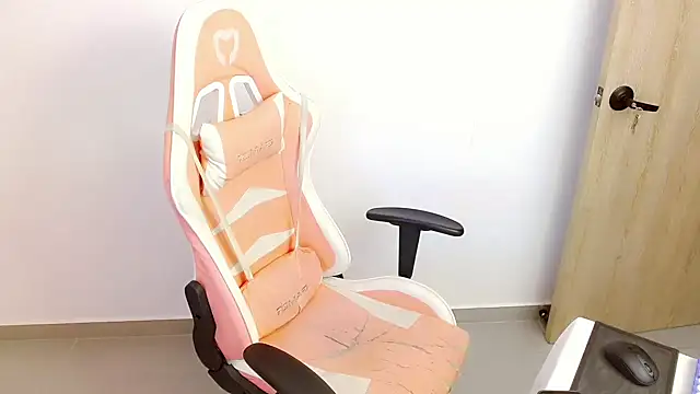 Snapshot of Kylie_martinez chatting on March 1, 4:15 am Kylie martinez online show from March 1, 4:15 am