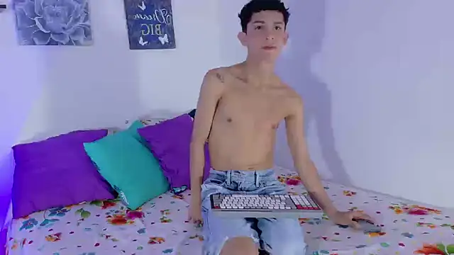 Snapshot of Noah_tyler_ chatting on October 5, 11:17 pm Noah tyler online show from October 5, 11:17 pm