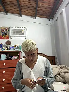 Snapshot of Leo_bunny_hot chatting on October 19, 8:44 pm Leo bunny hot online show from October 19, 8:44 pm