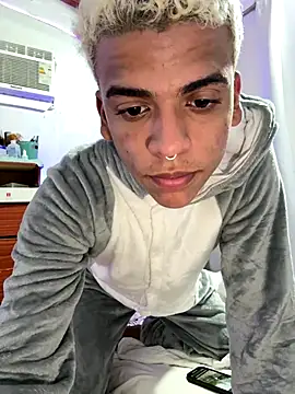 Snapshot of Leo_bunny_hot chatting on October 15, 6:27 pm Leo bunny hot online show from October 15, 6:27 pm
