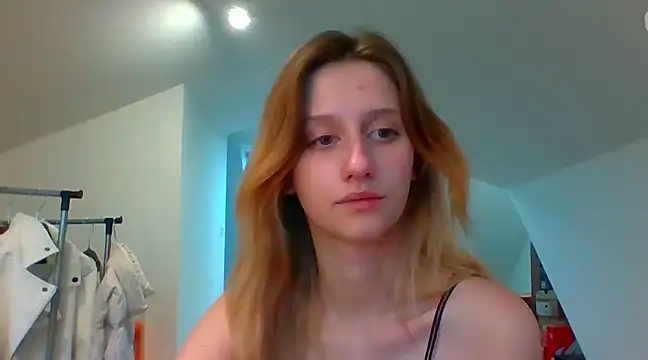 Snapshot of LUNA_delight chatting on December 4, 7:44 am LUNA delight online show from December 4, 7:44 am