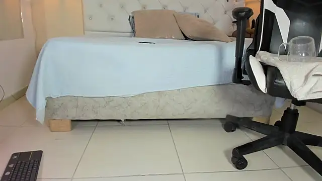 Snapshot of Slut_Milf_ chatting on March 1, 10:42 pm Slut Milf  online show from March 1, 10:42 pm