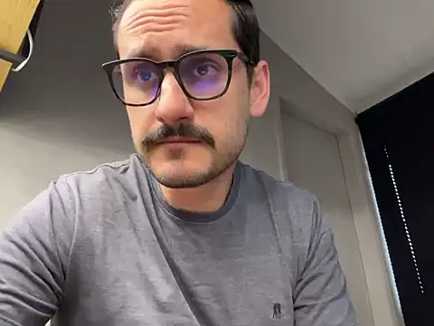 Snapshot of Superdad chatting on December 8, 7:00 pm Superdad online show from December 8, 7:00 pm